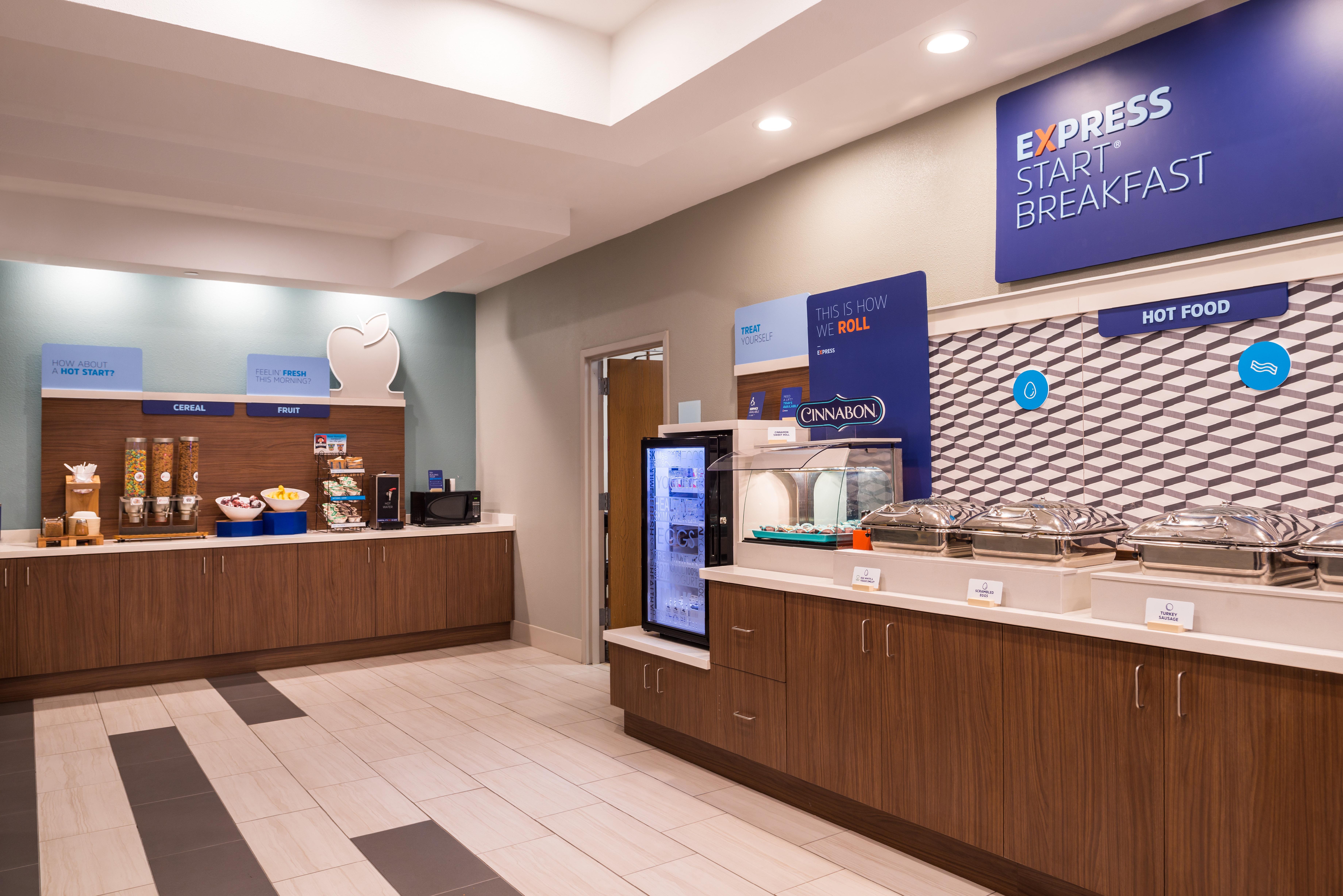 ホリデイ イン エクスプレス ホテル&スイーツ タンパ アンダーソン ロード ベテランズ エクスプレスウェイ West Chase エクステリア 写真